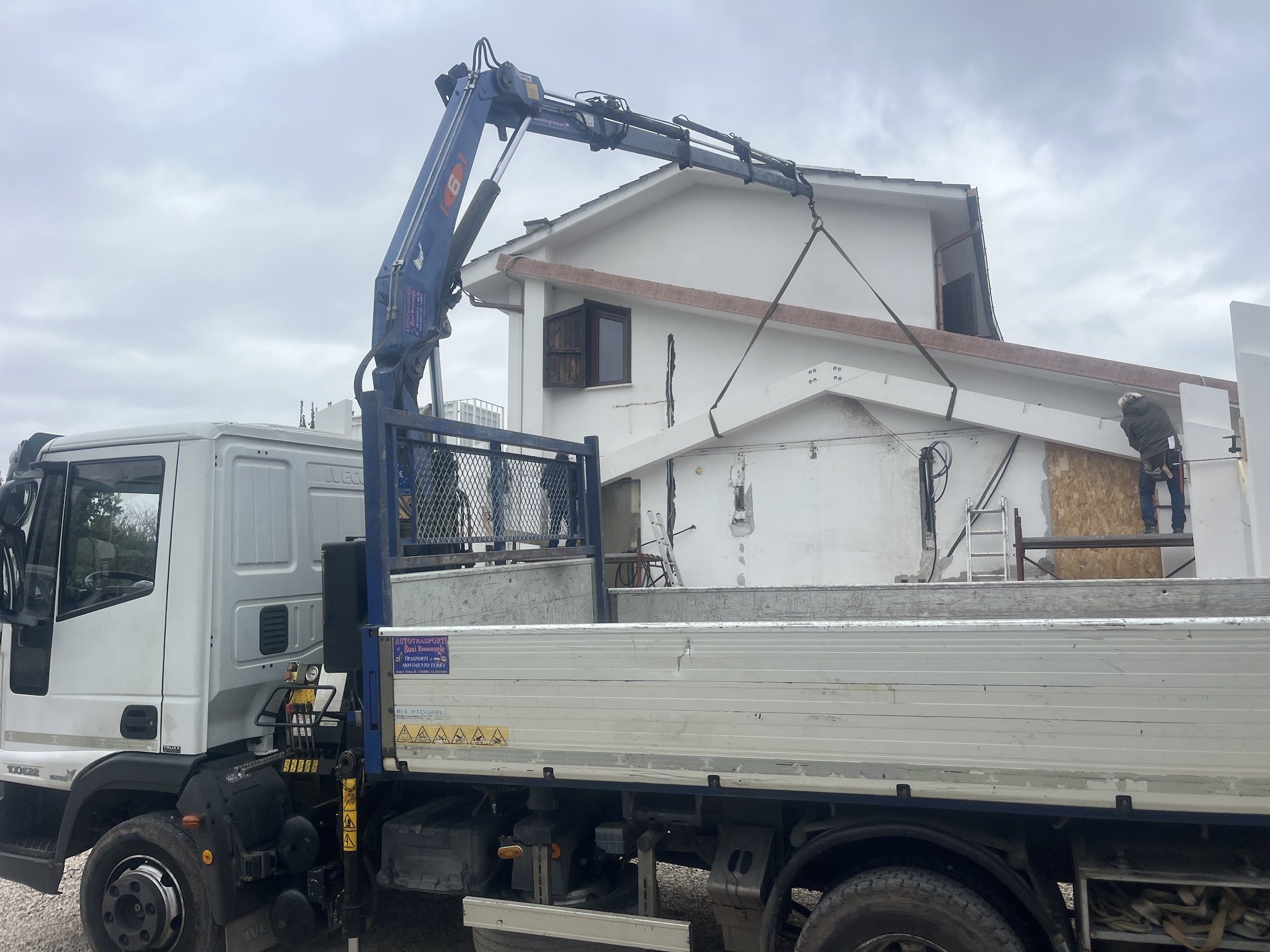 Gru al lavoro accanto a un edificio