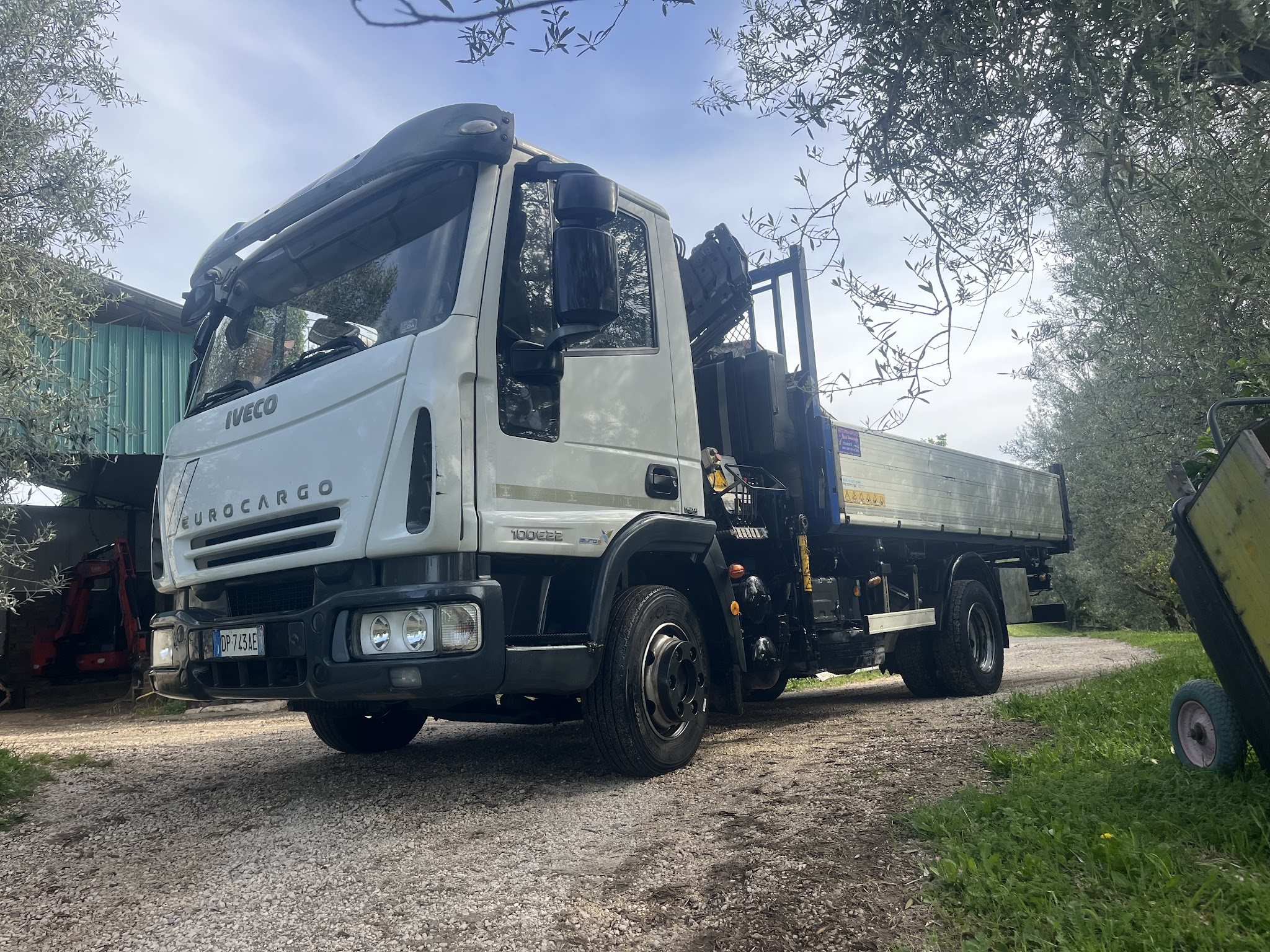 Autocarro fotografato su un terreno alberato