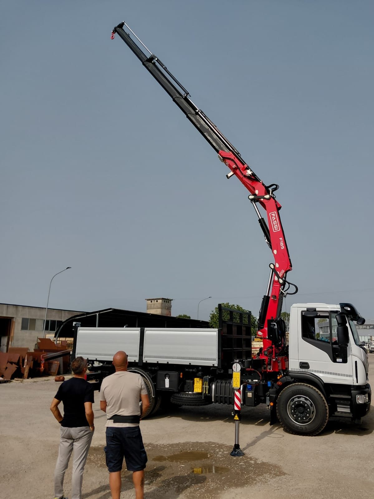 Autocarro Boni con il braccio della gru rossa completamente sollevato