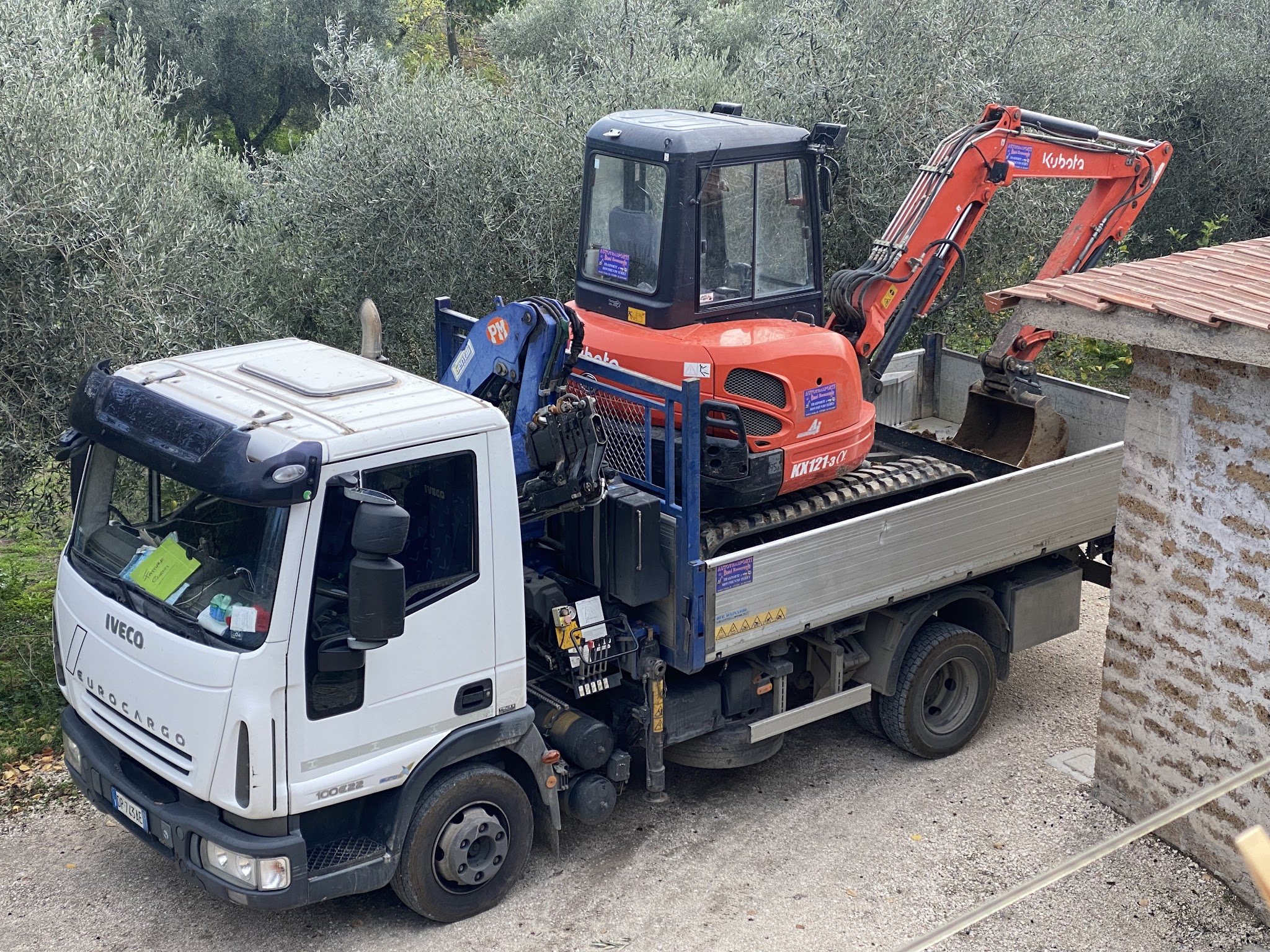 Escavatore caricato su un autocarro Boni per il trasporto